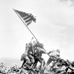 Американські морські піхотинці, серед яких Майкл (Михайло) Стренк встановлюють прапор на Іводзімі. 23.02.1945