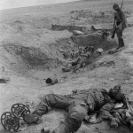 Фрідлянд С. Тіла вбитих німецьких солдат в степу. Україна. 1943