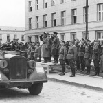 Генерал Гудеріан і комбриг Кривошеїн приймають парад під час передачі міста Брест Червоній армії