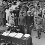 Генерал Кузьма Дерев'янко підписує Акт капітуляції Японії на борту лінкора Міссурі. 2.09.1945