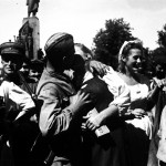 Харків'яни вітають радянські війська (біля пам’ятника Шевченку). Серпень 1943