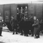 Італійські солдати торгують з місцевими жителями на залізничній станції. Україна. Зима 1941-1942