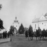 Кінні солдати вермахту біля костелу Святого Лаврентія у Жовкві (Львівщина). 1939