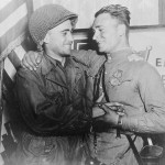 Лейтенант армії США Вільям Робертсон і лейтенант Радянської армії Олександр Сильвашко зустрічаються на Ельбі. 25.04.1945