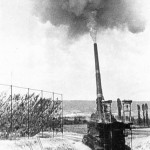 Німецька гармата Дора обстрілює Севастополь. 1942