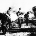Німецькі сапери підривають залізничний міст. Україна. 1943