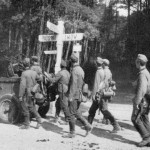Німецькі солдати проходять біля дорожнього вказівника на Львів. Вересень 1939