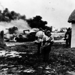 Німецькі солдати входять у палаюче село. Україна. 08.04.1943