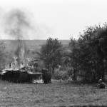 Палаючий радянський танк КВ-1 та угорський солдат в окопі під Харковом. Весна 1942