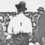 Радянський офіцер розмовляє з селянами у Бессарабії. 1940