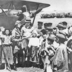 Радянський пілот розмовляє з бессарабськими селянами біля літака У-2. Червень-липень 1940