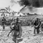 Солдати Вермахту в селі під Харковом. 17.05.1942