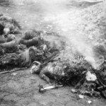 Спалені німцями на вулиці останки. Україна. 1943