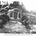 Військовослужбовці французького Іноземного легіона біля зробленого ними пам'ятного знаку з тризубом. 1940