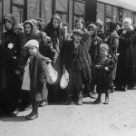 Закарпатські євреї чекають на сортування. Концтабір Аушвіц. 1944