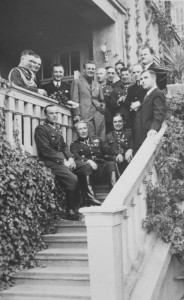 Людвік Домонь (перший згори ліворуч) із офіцерами Львівського гарнізону на іменинах генерала Міхала Токажевського-Карашевича. Фото 1937 р.