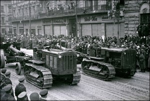Радянська важка артилерія на вулицях Львова